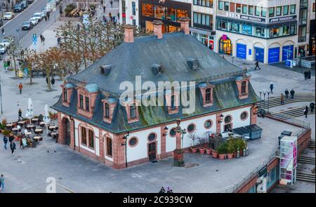 Francoforte sul meno centro città. Vista su piazza Hauptwache e sull'ex guardia hauptwache con il caffè hauptwache. Germania. Foto Stock