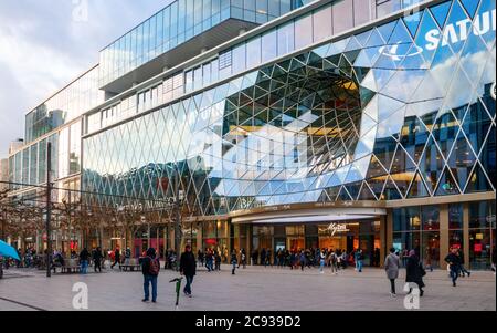 Francoforte sul meno. Vista della via Zeil con l'ingresso del centro commerciale MyZeil, parte dello sviluppo PalaisQuartier. Germania. Foto Stock