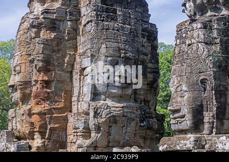 12 ° secolo facce di pietra a Angkor Thom / Nokor Thom, capitale dell'Impero Khmer, Siem Reap, Cambogia Foto Stock