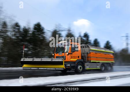 UOMO spazzaneve guida sul Stocksbridge bypass (A628) vicino Sheffield Foto Stock