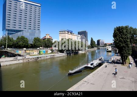 Vienna, Austria - 28 maggio 2017 - il turista che peregrina i margini del Danubio nel centro di Vienna Foto Stock