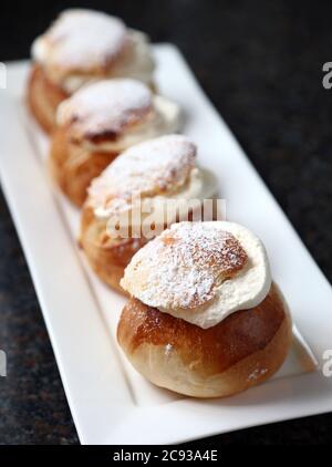 Un semla, vastlakukkel, laskiaispulla o fastlagsbulle/fastelavnsbolle è un rotolo dolce tradizionale fatto in varie forme in Svezia, Finlandia, Estonia, Norvegia, Danimarca, Isole Faroe e Islanda, Foto Gippe Gustafsson Foto Stock