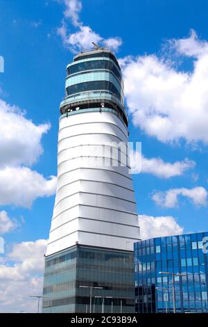 Vienna, Austria - 27 maggio 2017 - Torre isolata di controllo del traffico dell'aeroporto internazionale di Vienna. Austria Foto Stock