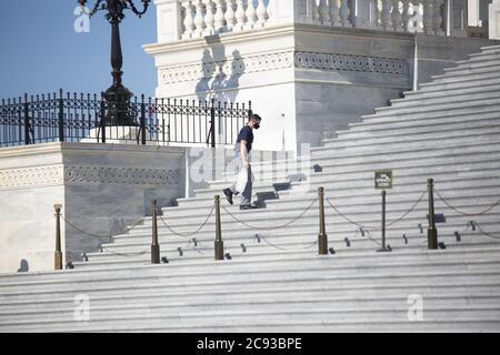 28 luglio 2020, D.C, Washington: (NUOVO) giace nella cerimonia di stato per il defunto John Lewis sul fronte est di Capitol Hill. 28 luglio 2020, Washington DC, Maryland, USA: La cerimonia di menzogna in stato sul fronte est di Capitol Hill per la vista pubblica del tardo John Robert Lewis, Che è stato un politico americano e leader dei diritti civili che ha servito nella Camera dei rappresentanti degli Stati Uniti per il 5 ° distretto congressuale della Georgia dal 1987 fino alla sua morte il 17 luglio 2020, ad Atlanta, Georgia per cancro pancreatico. Credit: ZUMA Press, Inc./Alamy Live News Foto Stock