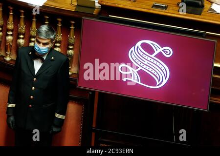 Roma, Italia. 28 luglio 2020. Lavoratori del Senato durante le informazioni del primo Ministro italiano sull'emergenza del Covid-19 al Senato. Roma, 28 luglio 2020 Foto Samantha Zucchi Insifefoto Credit: Insifefoto srl/Alamy Live News Foto Stock