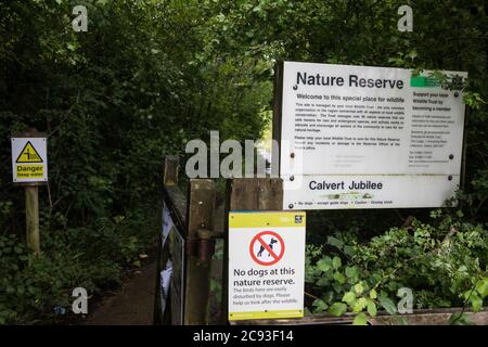 Calvert, Regno Unito. 27 luglio 2020. Un cartello indica l'ingresso alla Riserva Naturale del Giubileo di Calvert. Il 22 luglio, il Berks, Bucks e Oxon Wildlife Trust (BBOWT) hanno riferito di essere stati informati dell'intenzione di HS2 di prendere possesso di una parte della riserva naturale del Giubileo di Calvert, Che ospita la piovra, la terna da riproduzione e alcune delle farfalle più rari del Regno Unito, il 28 luglio scorso ha intrapreso lavori di sdoganamento non specificati in relazione al collegamento ferroviario ad alta velocità. Credit: Mark Kerrison/Alamy Live News Foto Stock