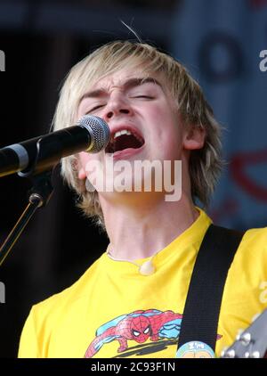 McFly si esibiscono oggi al Party in the Park di Cardiff ( 24/7/04 ). Tom Fletcher Foto Stock