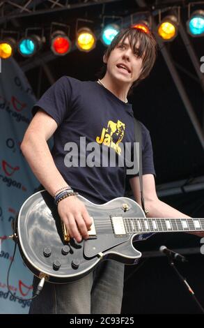 McFly si esibiscono oggi al Party in the Park di Cardiff ( 24/7/04 ). Danny Jones. Foto Stock