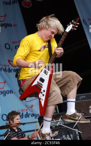 McFly si esibiscono oggi al Party in the Park di Cardiff ( 24/7/04 ). Tom Fletcher Foto Stock