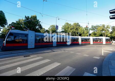 Vienna, Austria - 28 maggio 2017 - tram pubblico elettrico nel centro di Vienna Foto Stock