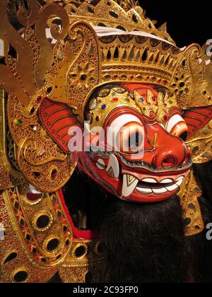 Bali, Indonesia - 26 ottobre 2014 - maschera bali colorata su sfondo rosso Foto Stock