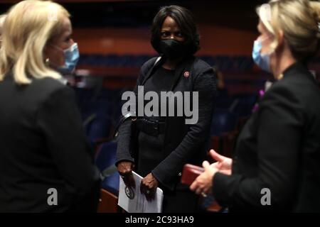 Il rappresentante degli Stati Uniti Val Demings (democratico della Florida), centro, parla con i colleghi prima dell'inizio di un'audizione in cui il procuratore generale degli Stati Uniti William Barr testimonierà davanti al Comitato giudiziario della Camera nell'Auditorium del Congresso presso il Centro visitatori del Campidoglio degli Stati Uniti 28 luglio 2020 a Washington, DC. Nella sua prima testimonianza del Congresso in più di un anno, Barr dovrebbe affrontare delle domande della commissione sul suo impiego di agenti federali per l'applicazione della legge a Portland, Oregon, e in altre città in risposta alle proteste della materia Black Lives; il suo ruolo nell'utilizzo dell'agente federale Foto Stock