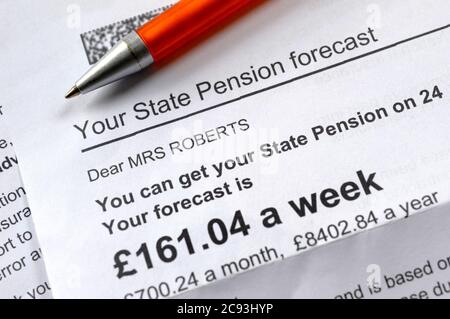 UK STATE PENSION PREVISIONALE LETTERA RE PENSIONI PENSIONE CORONAVIRUS COVID 19 PENSIONATI ECC UK Foto Stock