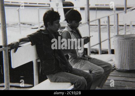 Bella fotografia in bianco e nero degli anni '70 di due giovani adolescenti che si godono un giro in barca in Messico. Foto Stock