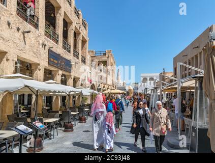 Caffè, ristoranti e negozi a Souq Waqif, Doha, Qatar, Medio Oriente Foto Stock