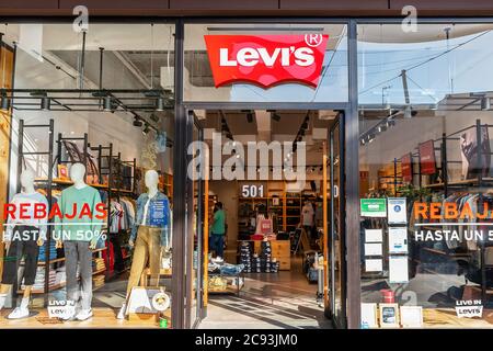 Huelva, Spagna - 27 luglio 2020: Un negozio Levi nel centro commerciale Holea. Levi’s è un produttore e rivenditore americano di abbigliamento in denim Foto Stock