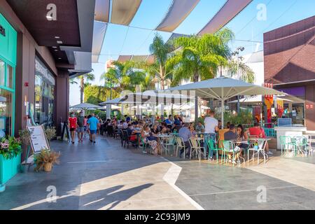 Punta Umbria, Huelva, Spagna - 3 giugno 2020: Huelva, Spagna - 27 luglio 2020: Persone che siedono nella terrazza di un bar e bar nel centro commerciale Holea. Alcuni Foto Stock