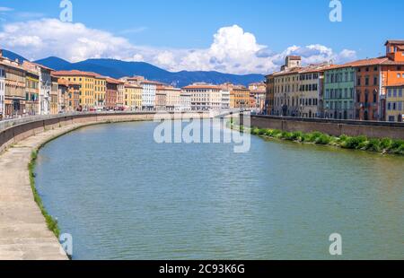 Pisa, Italia - 14 agosto 2019: Case colorate sul lungofiume dell'Arno nel centro storico di Pisa, in Toscana Foto Stock