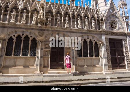 Pisa, Italia - 14 agosto 2019: Il lato destro della chiesa gotica di Santa Maria della spina sull'argine del fiume Arno a Pisa, regione Toscana Foto Stock