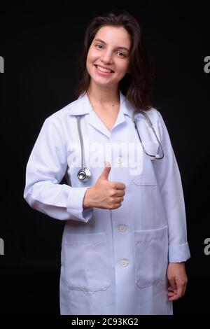 Ritratto di giovane bella donna dottore con capelli corti Foto Stock