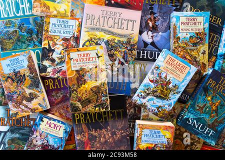 Una collezione di romanzi Discworld del popolare autore inglese di maggior successo Sir Terry Pratchett - Concept: Reading, comedic fantasy Foto Stock