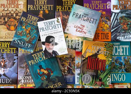 Una raccolta di Discworld e altri libri del popolare autore di fantasy inglese Sir Terry Pratchett - Concept: Reading, comedic fantasy Foto Stock