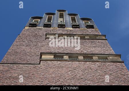 Darmstadt, Hessen/Germania - Maggio 31 2019: Mathildenhoehe con torre di nozze a Darmstadt sotto il cielo blu Foto Stock