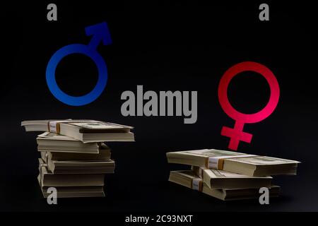 L'idea concettuale del divario retributivo e della discriminazione con il simbolo Marte per gli uomini e il simbolo Venere per le donne in cima a pile disuguali di denaro che rappresentano Foto Stock