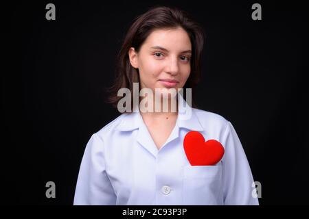 Ritratto di giovane bella donna dottore con capelli corti Foto Stock