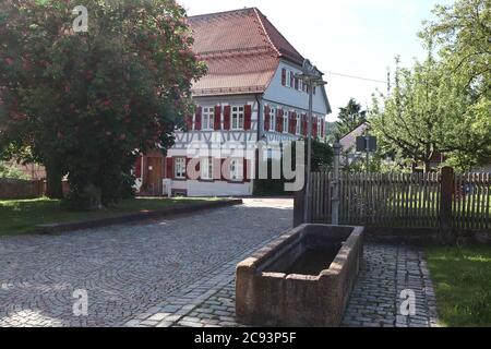 Neuhausen bei Pforzheim, Baden-Württemberg/Germania - Giugno 02 2019: Nella piazza centrale di Neuhausen, vicino a Pforzheim, Germania Foto Stock