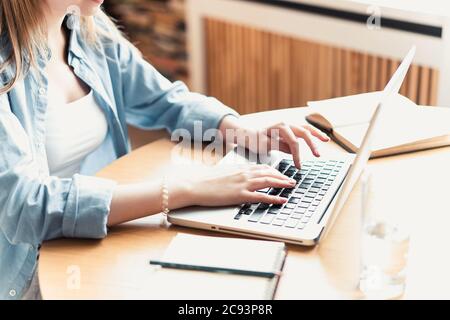 Lavorare a casa mi consente di lavorare in modo flessibile. Piacevole felice giovane donna freelance che lavora sul computer a casa. Foto Stock