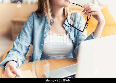 Lavorare a casa mi consente di lavorare in modo flessibile. Piacevole felice giovane donna freelance che lavora sul computer a casa. Foto Stock