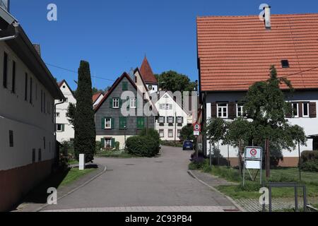 Hausen, Baden-Württemberg/Germania - Giugno 02 2019: Località nel centro di Hausen, vicino a Pforzheim, situato sul fiume Würm Foto Stock
