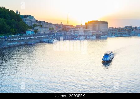 Crociera in barca dal fiume Dnipro, skyline di Kiev, Ucraina Foto Stock