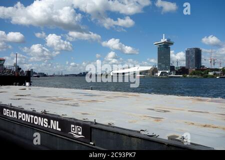 Lo skyline di Amsterdam presenta il Museo del Cinema Eye e la Torre degli eventi Amsterdam Lookout e la piattaforma panoramica. Foto Stock