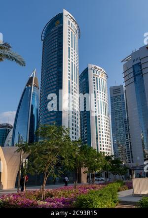 Doha, Qatar - Nov 21. 2019. La torre dell'ufficio Alfardan funziona Foto Stock