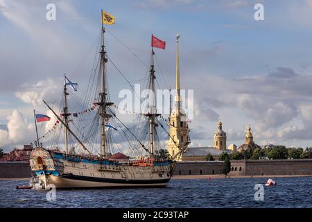 San Pietroburgo, Russia - 23 luglio 2020 Vista di 'Poltavaa', una copia moderna della nave a vela russa da 54 cannoni costruita nel 1712 con la partecipazione dello zar russo Pietro il Grande è ormeggiata sul fiume Neva, con la fortezza di Petr e Paolo e l'argine sullo sfondo, a San Pietroburgo, Russia. 'Poltavaa' parteciperà alla parata del Navy Day. La celebrazione della Giornata della Marina in Russia è tradizionalmente segnata l'ultima domenica di luglio e sarà celebrata il 26 luglio di quest'anno Foto Stock