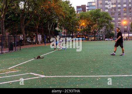 Gli appassionati di fitness si allenano nel Chelsea Park di New York giovedì 23 luglio 2020. In uno studio pubblicato da TDAmeritrade il 59% dei partecipanti al sondaggio ha riferito che, dopo la pandemia del coronavirus, non saranno più in fase di rinnovo dei loro membri in palestra non per timore della convivid-19, ma hanno trovato un modo meno costoso di vivere il loro stile di vita sano. (© Richard B. Levine) Foto Stock