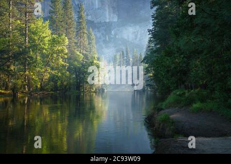 raggi del sole su una mattina foggy sopra il fiume merced nel parco nazionale di yosemite, stati uniti Foto Stock