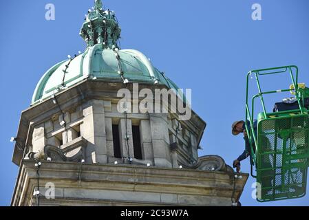 Victoria, British Columbia, Canada, 28, luglio 2020 - i lavoratori cambiano le lampadine e le corde di luce su una delle cupole dello storico edificio del Parlamento nel centro di Victoria. L'edificio ospita l'Assemblea legislativa della British Columbia che governa la provincia. Don Denton/Alamy Live News Foto Stock