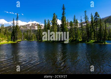 Le increspature sul lago Sylvan nel Parco Nazionale di Yellowstone con le montagne sullo sfondo Foto Stock