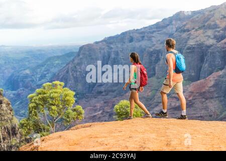 Escursionisti coppie escursioni in montagna canyon paesaggio Foto Stock