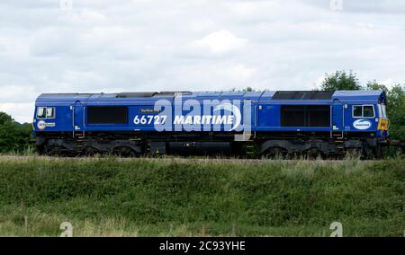 GB Railcargo locomotiva diesel Classe 66 in livrea marittima, n. 66727 'maritime One', Warwickshire, Regno Unito Foto Stock
