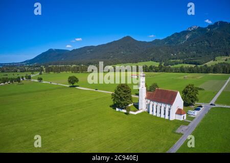 Schwangau, Germania, 27 luglio 2020. Chiesa barocca di San Colomano vicino al Castello di Neuschwanstein e al monte Tegelberg. © Peter Schatz / Alamy Live News Foto Stock