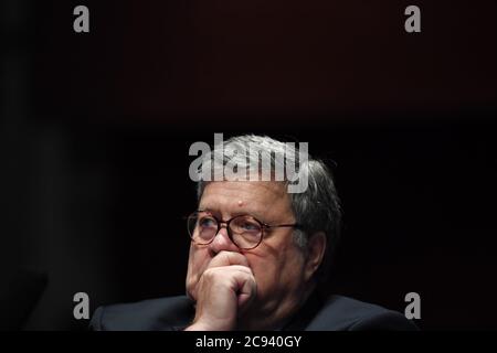 Washington DC, Stati Uniti. 28 luglio 2020. Il procuratore generale degli Stati Uniti, William Barr, testimonia dinanzi al Comitato giudiziario della Camera durante un'audizione intitolata "la supervisione del Dipartimento di Giustizia" sulla Capitol Hill a Washington, DC, Stati Uniti, il 28 luglio 2020. (Matt McClain/Pool via Xinhua) Credit: Xinhua/Alamy Live News Foto Stock