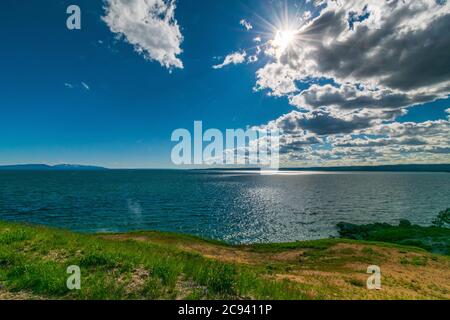 Caratteristiche termali sulle rive del lago Yellowstone, del lago Yellowstone e del parco nazionale di Yellowstone Foto Stock