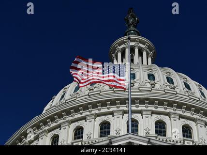 Washington, Distretto di Columbia, Stati Uniti. 28 luglio 2020. La bandiera degli Stati Uniti è stata a metà palo presso il Campidoglio dello Stato in onore del congressista e attivista per i diritti civili John Lewis, poiché il suo corpo si trova nello stato in cui il pubblico deve pagare i propri rispetti. Credit: Sondras M. Suarez/ZUMA Wire/Alamy Live News Foto Stock