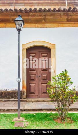 Ingresso laterale della chiesa di São Francisco de Assis a São João del-Rei Foto Stock