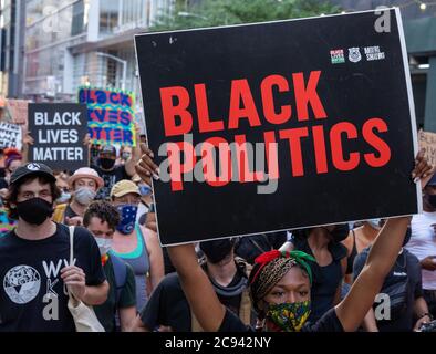 Black Womens/Womxn March Black Lives Matter protesta - Black Politics Firma durante il rally di New York Foto Stock