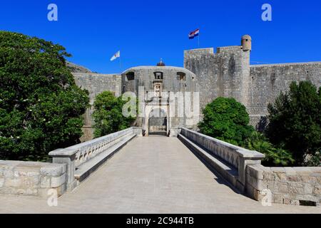 La porta gotica del pile (1471) con ponte levatoio che conduce alla città vecchia (patrimonio dell'umanità dell'UNESCO) di Dubrovnik, Croazia, in una splendida giornata estiva Foto Stock